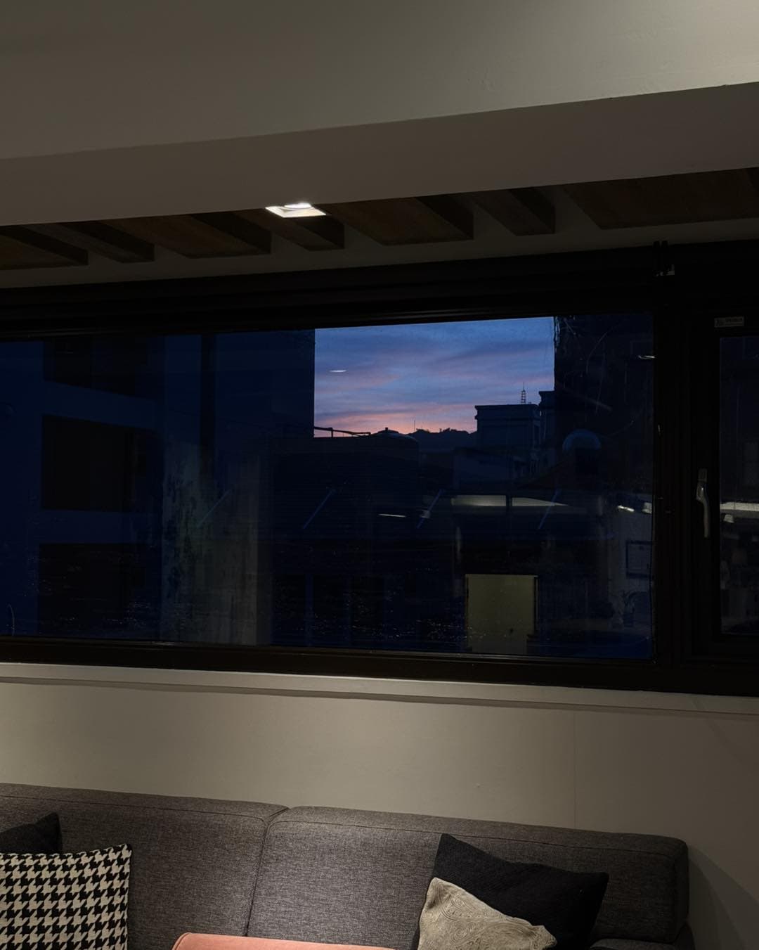 Read more about the article 【共同工作空間】窗邊餘暉之辦公日常｜高雄共享辦公室